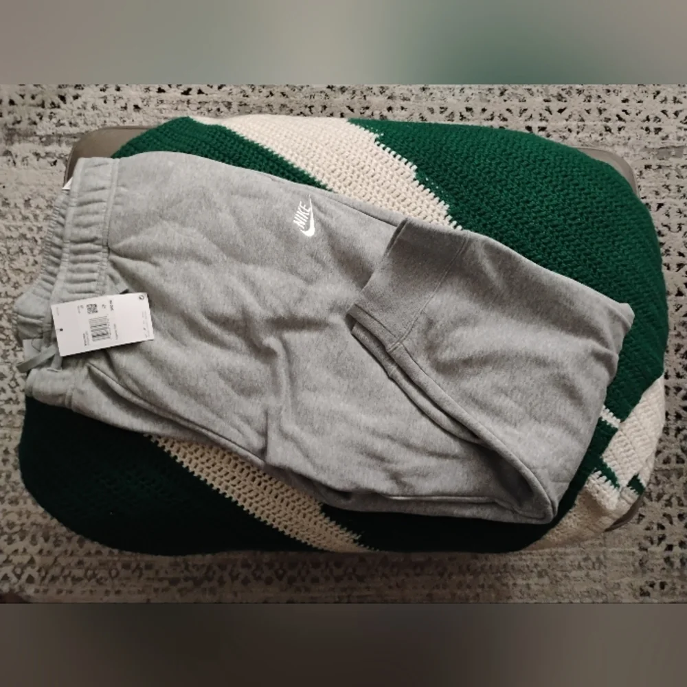 Nike Women's Sportswear Club Fleece Mid-Rise Joggers in Gray Sz 1X NWT
